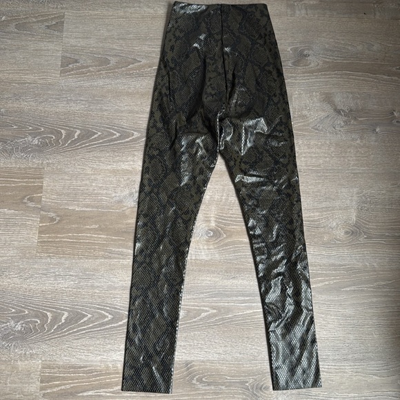 Commando Faux Leather Animal Legging in Moss Snake Small - Picture 3 of 13
